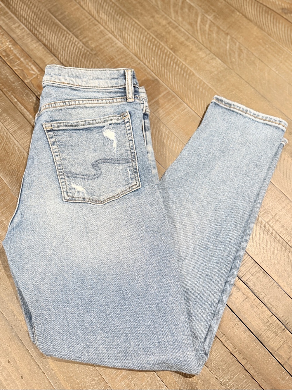 Silver Jeans Co. The Mom Jean Distressed Light Wash – W31/L27